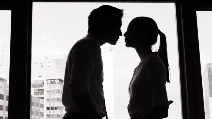 Yêu nơi công sở: lợi hay hại? Cách ứng xử khi yêu người cùng công ty 1 Yêu nơi công sở: lợi hay hại? Cách ứng xử khi yêu người cùng công ty